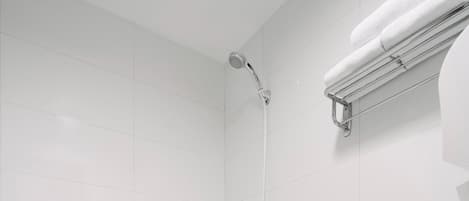 Un baño con inodoro blanco, bañera y ducha.