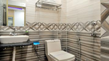 Deluxe Double Room, 1 Bedroom | Bathroom | Shower, free toiletries, hair dryer, towels