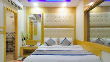 Deluxe Double Room, 1 Bedroom | Minibar, in-room safe, desk, free WiFi