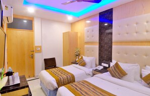 Kamar Triple, 2 Tempat Tidur Twin | Minibar, meja kerja, Wi-Fi gratis, dan seprai linen