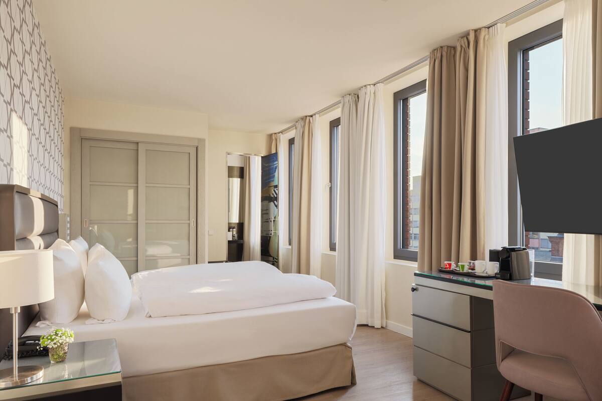 Grand Deluxe | Allergitestet sengetøy, minibar, safe på rommet og skrivebord