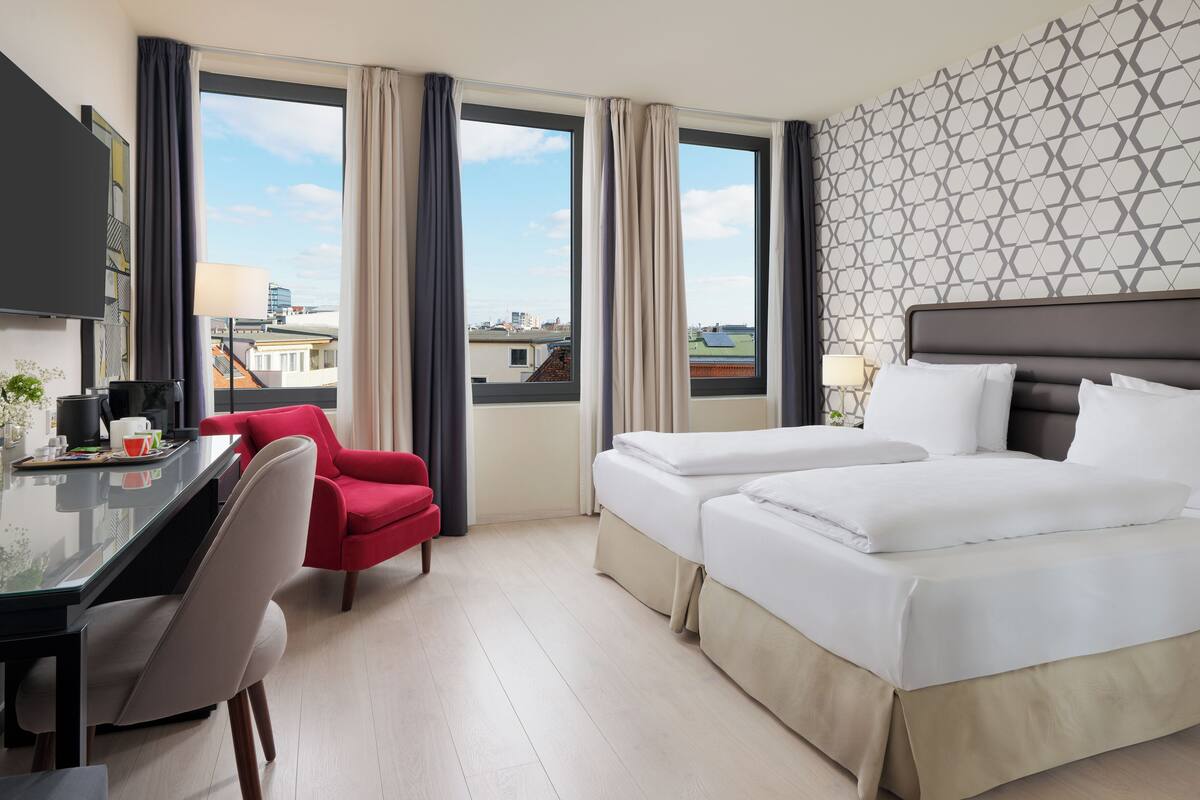 Deluxe Superior Room | Allergitestet sengetøy, minibar, safe på rommet og skrivebord