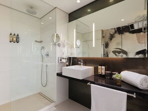 Suite | Baño | Artículos de higiene personal ecológicos, secador de pelo y toallas