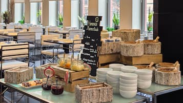Desayuno continental diario (EUR 25 por persona)