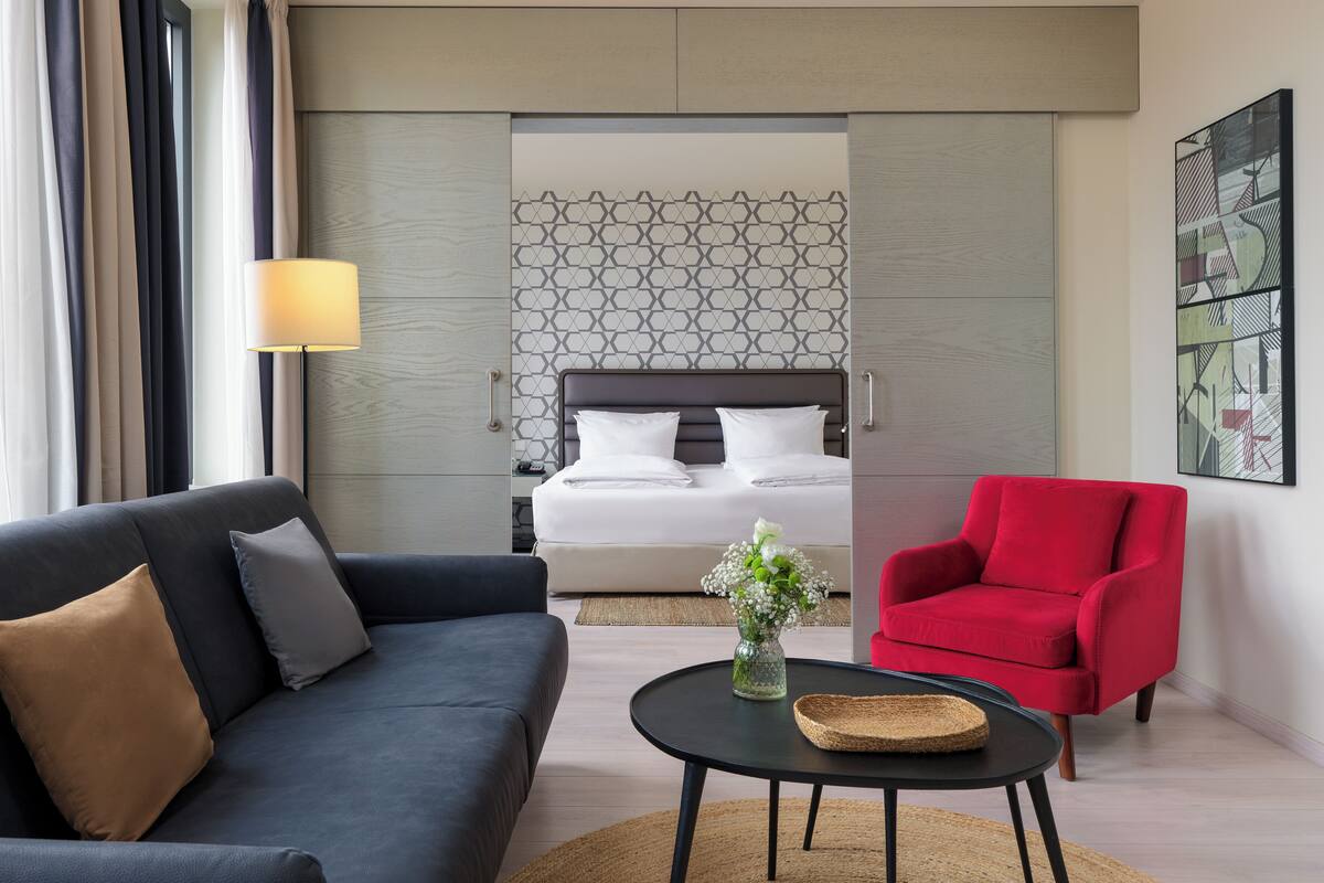 Suite | Allergitestet sengetøy, minibar, safe på rommet og skrivebord