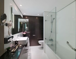 Deluxe Double Room with extra bed | Bathroom | Eco-friendly toiletries, hair dryer, towels, soap - H10 Berlin Ku'Damm (Berlin)