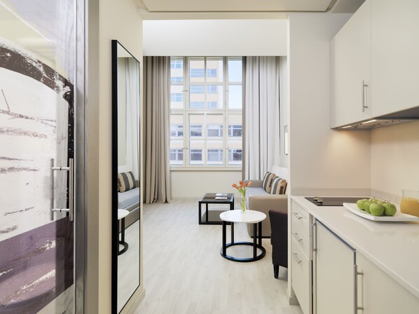 Duplex Loft | Living area | 32-inch flat-screen TV with satellite channels, TV - H10 Berlin Ku'Damm (Berlin)