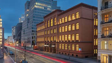 Fachada de la propiedad por la tarde o noche