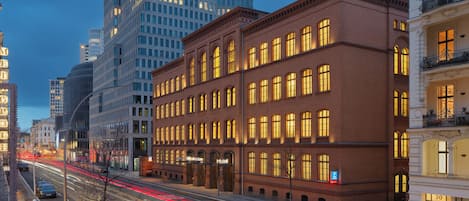 Fassade der Unterkunft – Abend/Nacht