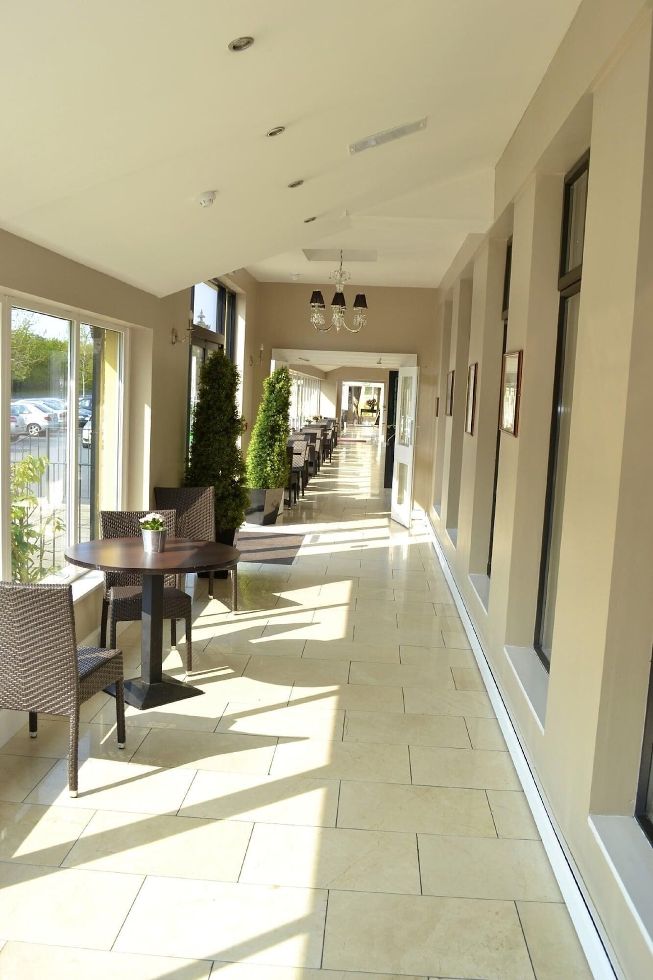 Breakfast and dinner served