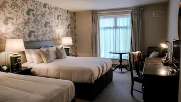 Ropa de cama de alta calidad, muebles diferentes y cortinas blackout