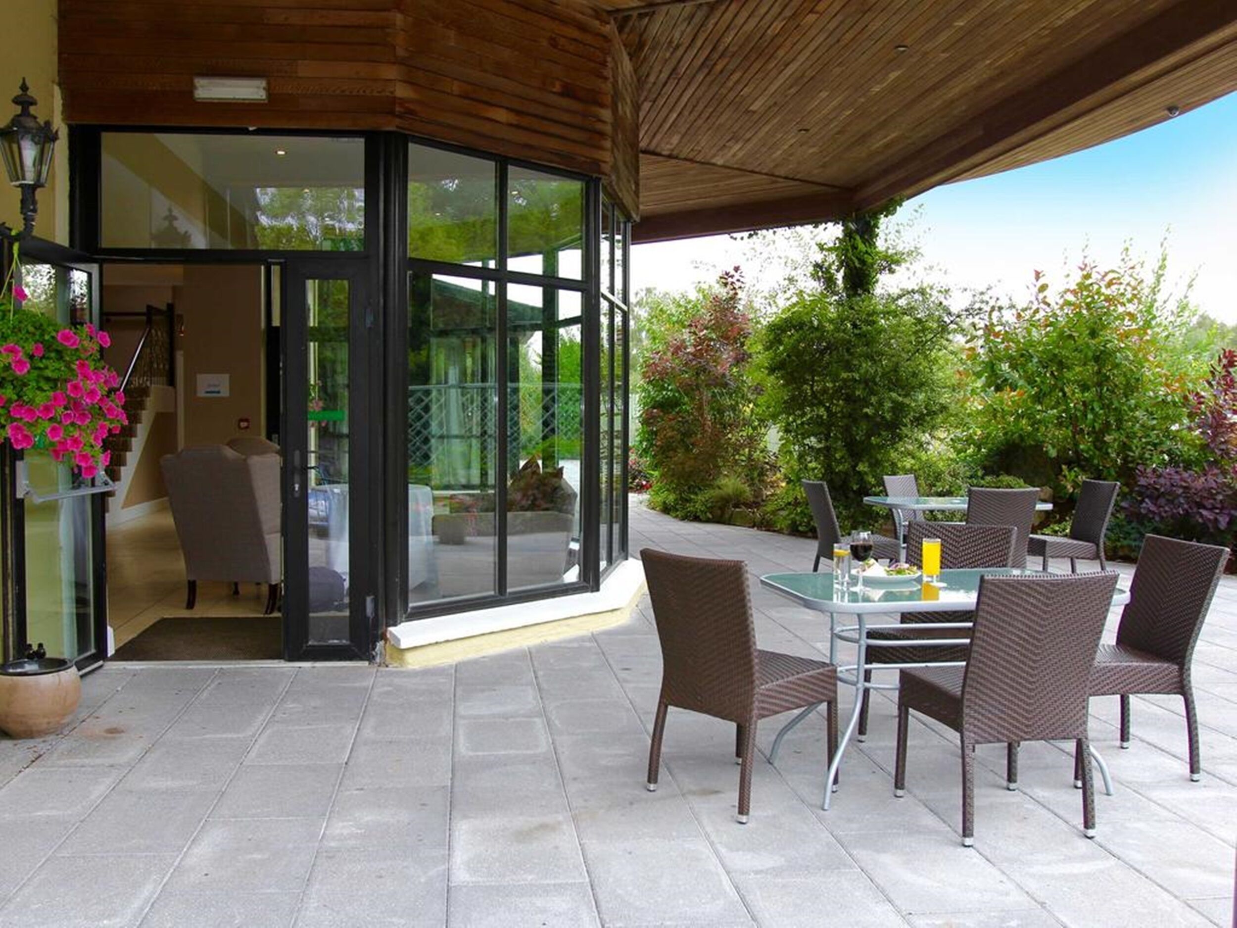 Frokost og middag serveres