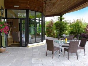 Phục vụ bữa sáng và bữa tối