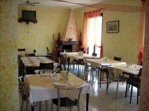 Dining - Hotel Food Drink (Altomonte)