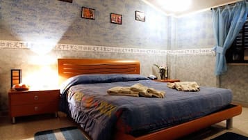 Escritorio, tabla de planchar con plancha y wifi gratis