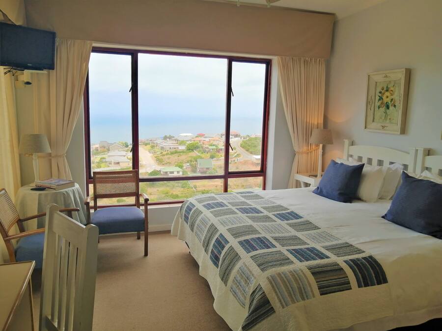 Amzee | In-room safe, individually decorated, individually furnished, desk