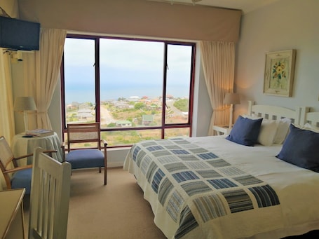 Amzee | In-room safe, individually decorated, individually furnished, desk