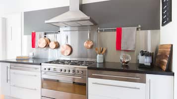 Double Room, 1 Double Bed | Shared kitchen | Fridge, microwave, coffee/tea maker, electric kettle