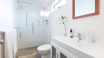 King Suite | Bathroom | Shower, hair dryer, towels