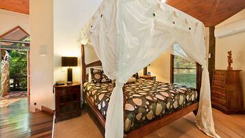 Deluxe Room | Iron/ironing board, WiFi, bed sheets