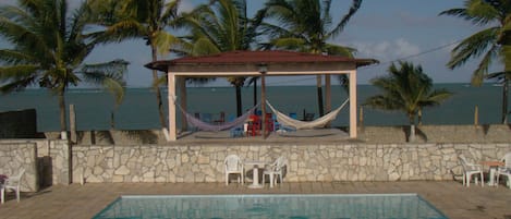 2 utendørsbassenger og solsenger