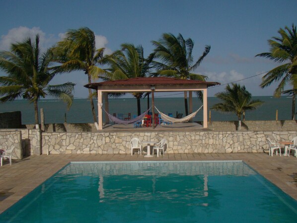 2 outdoor pools, pool loungers