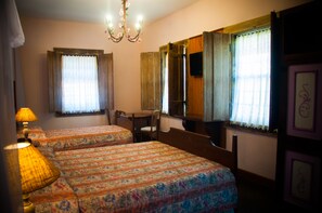 Deluxe Triple Room | Minibar, individually decorated, blackout curtains, free WiFi - Xica da Silva Pousada (Tiradentes)