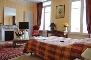 Desk, iron/ironing board, free WiFi - Hotel de Paris (Charleville-Mezieres)