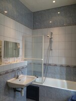 Produtos de toalete grátis, secador de cabelo, toalhas de banho
