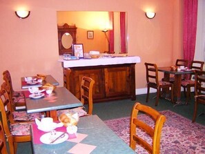 Petit déjeuner buffet servi tous les jours en supplément