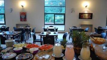 Lunch and dinner served