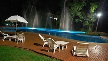 Alberca al aire libre y camastros