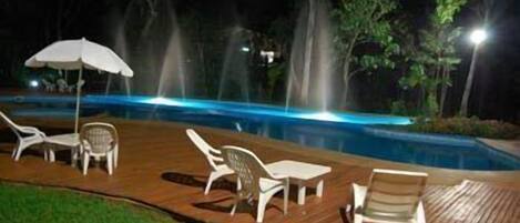 室外游泳池,日光浴躺椅