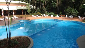 Piscine extérieure, chaises longues