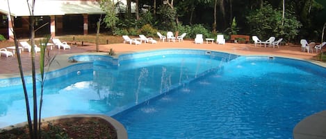 Ulkouima-allas, aurinkotuoleja