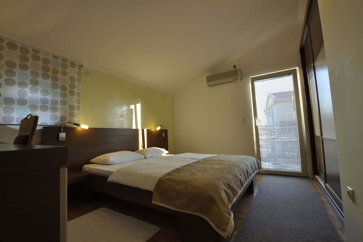standard apartment, 1 bedroom | premium bedding, down duvets, in-room safe, desk