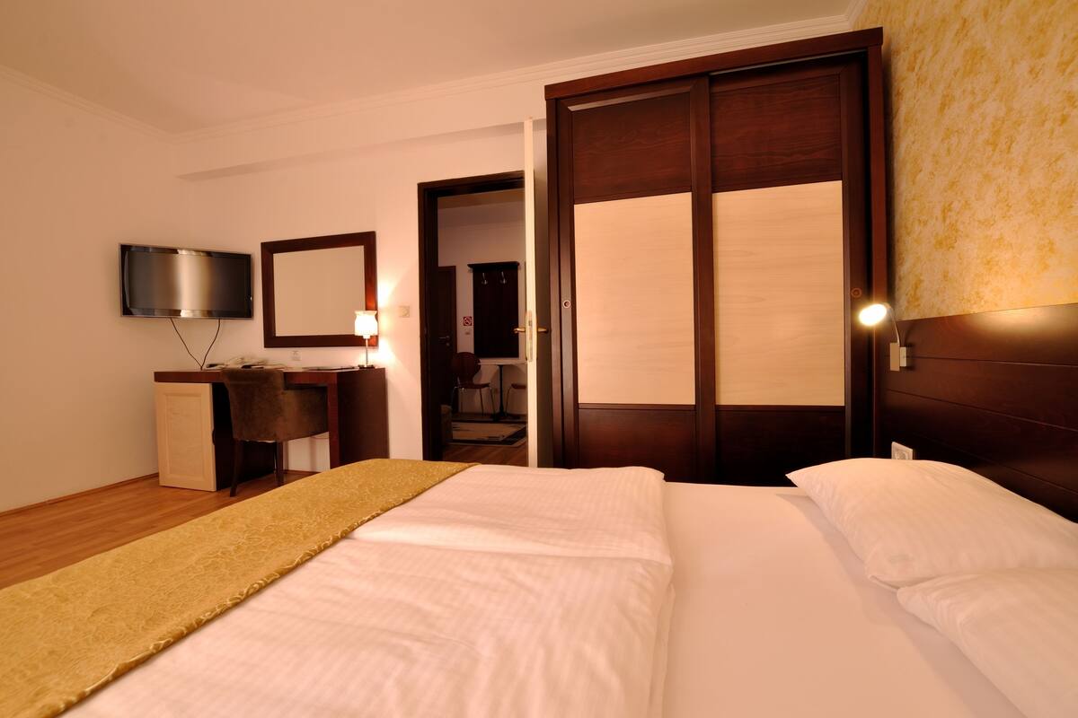 premium bedding, down duvets, in-room safe, desk