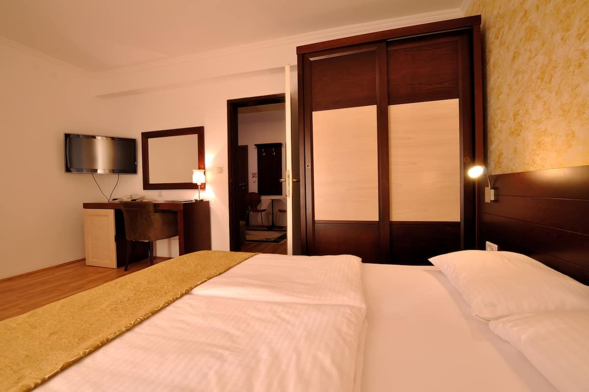 Premium bedding, down comforters, in-room safe, desk