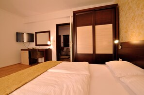 Premium bedding, down duvets, in-room safe, desk - Hotel Djuric (Petrovac)