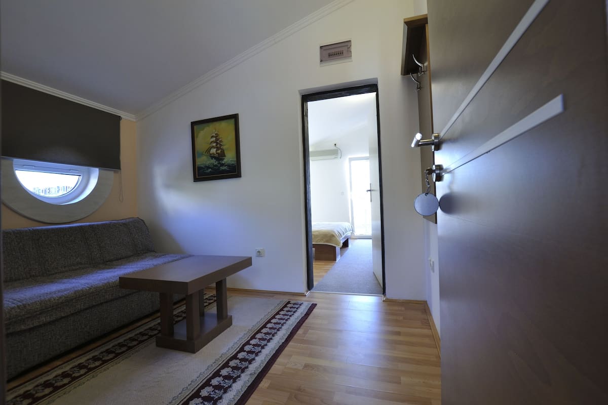Studio | Living area | 32-inch LCD TV with cable channels, TV