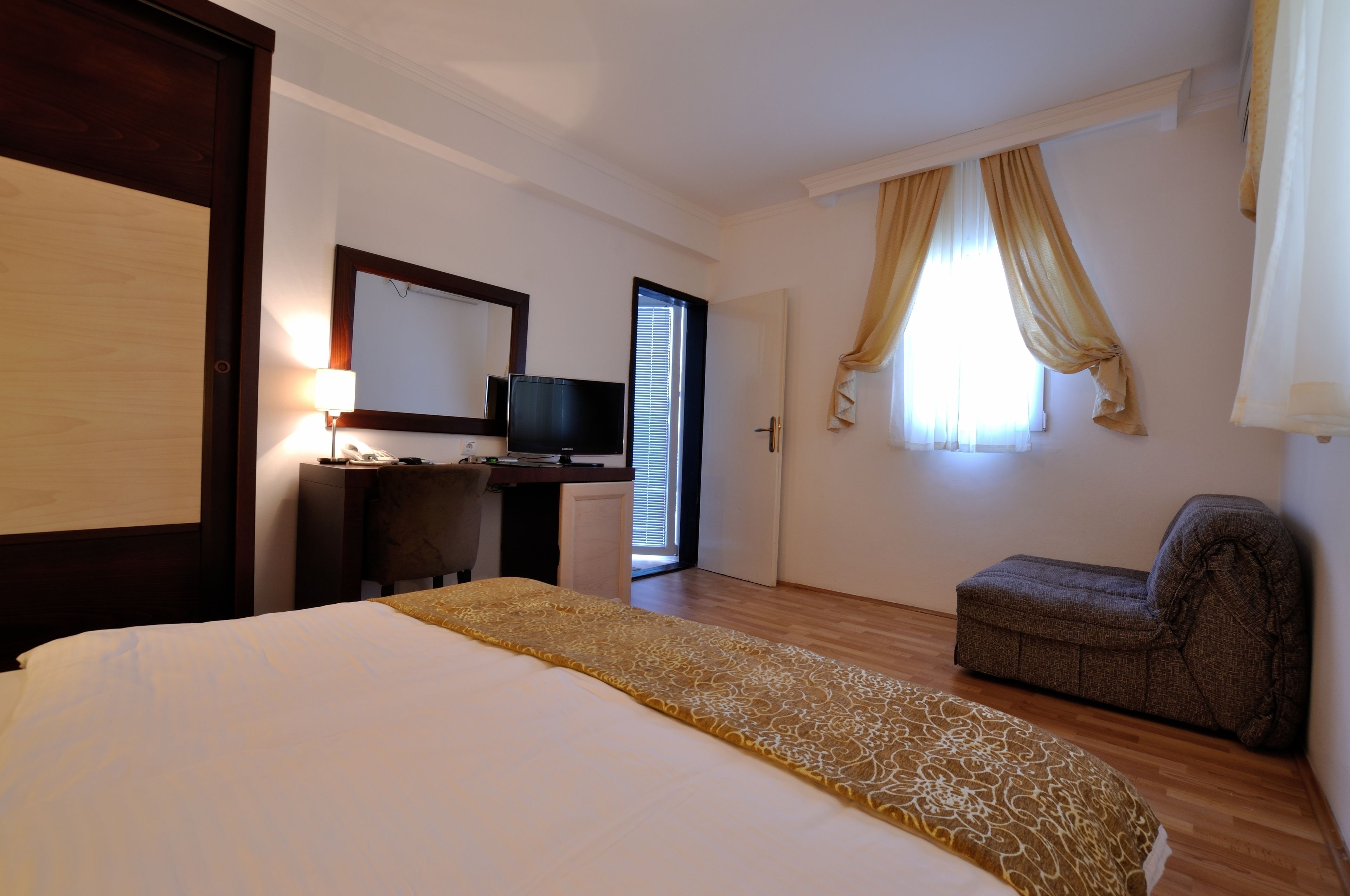 premium bedding, down duvets, in-room safe, desk