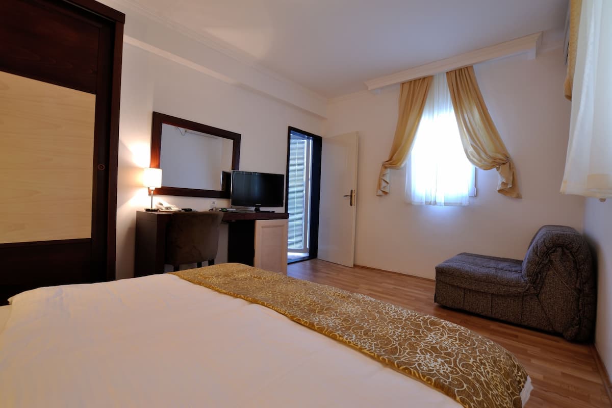 premium bedding, down duvets, in-room safe, desk