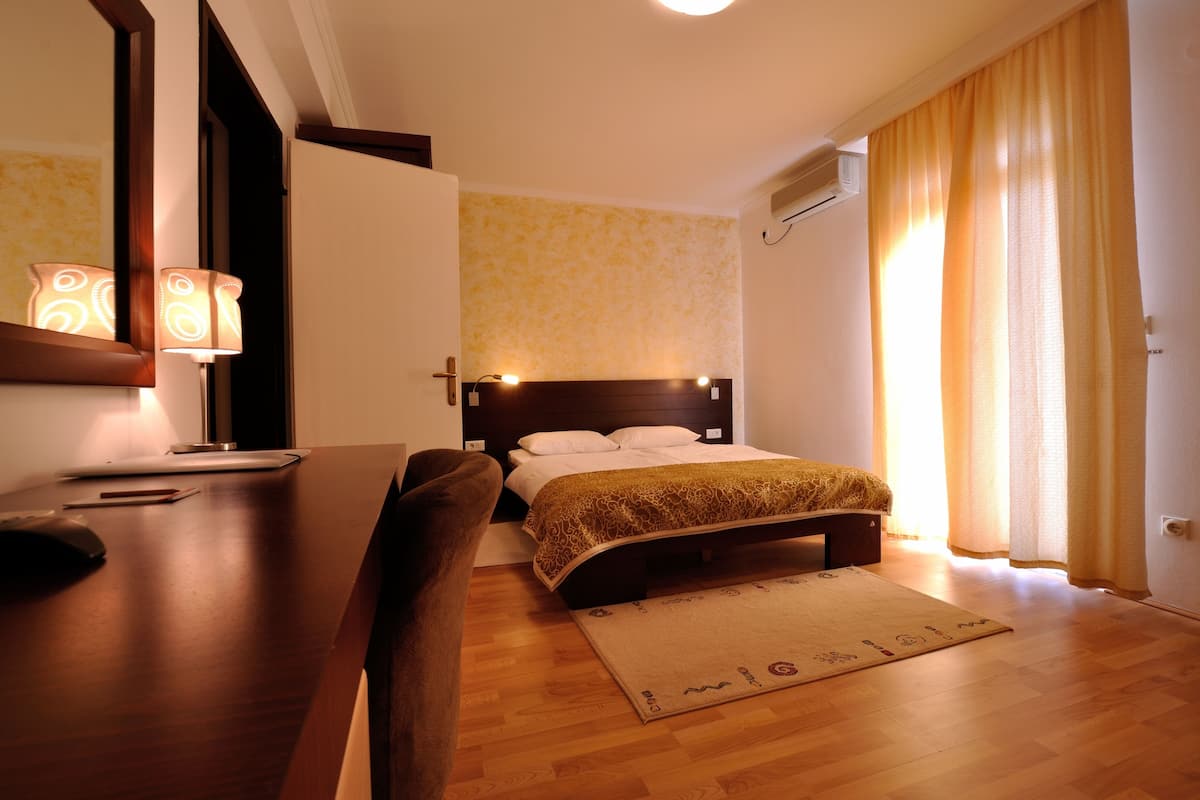 Premium bedding, down comforters, in-room safe, desk