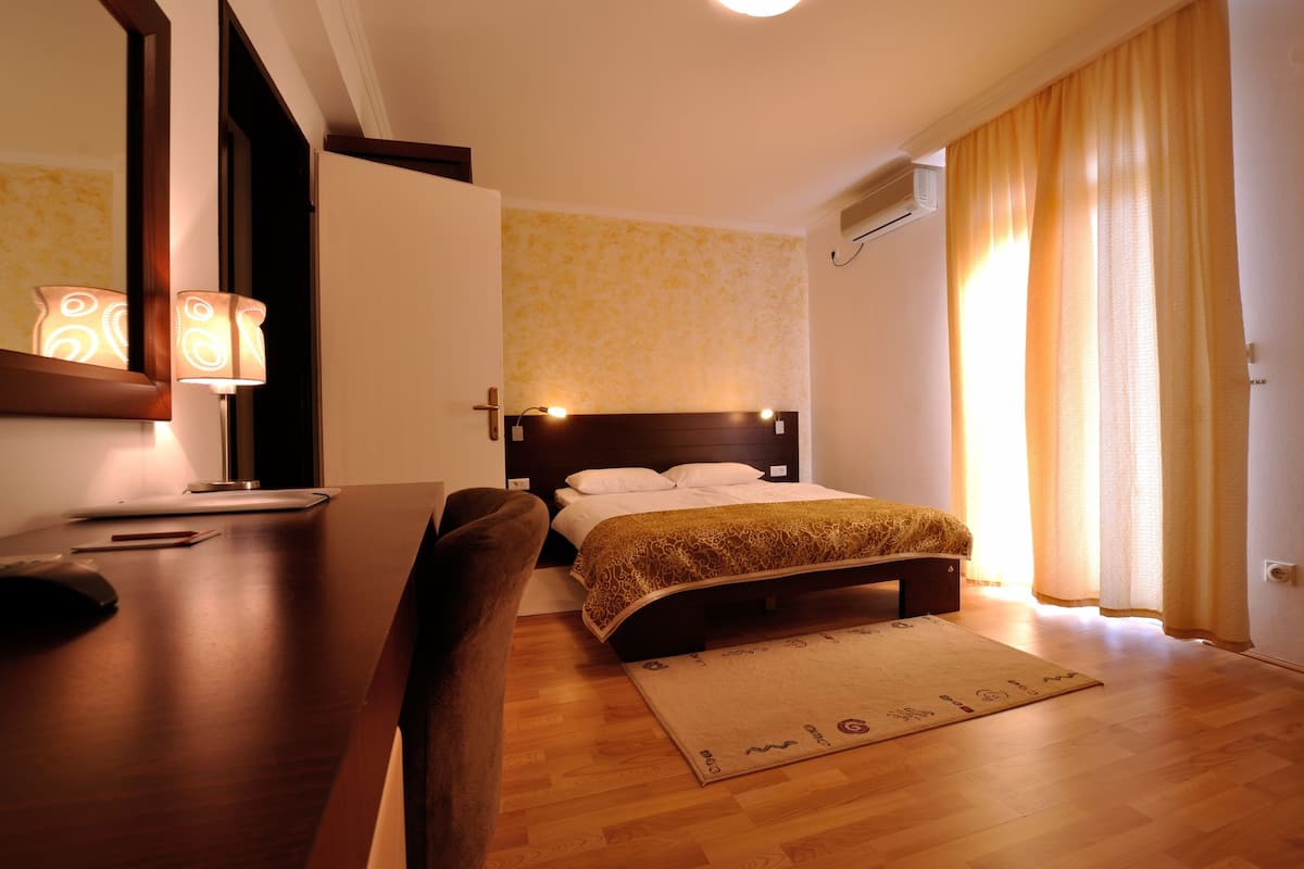 premium bedding, down duvets, in-room safe, desk