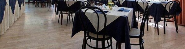 يتم تقديم الغداء والعشاء 