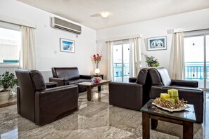Lobby sitting area - Sunny Hill Hotel Apartments (Chlorakas)