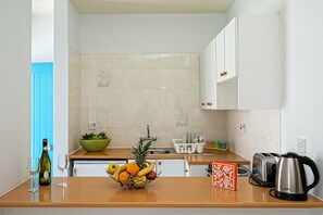 Departamento familiar, vista al mar | Cocineta privada | Refrigerador, parrilla de estufa y tetera eléctrica 