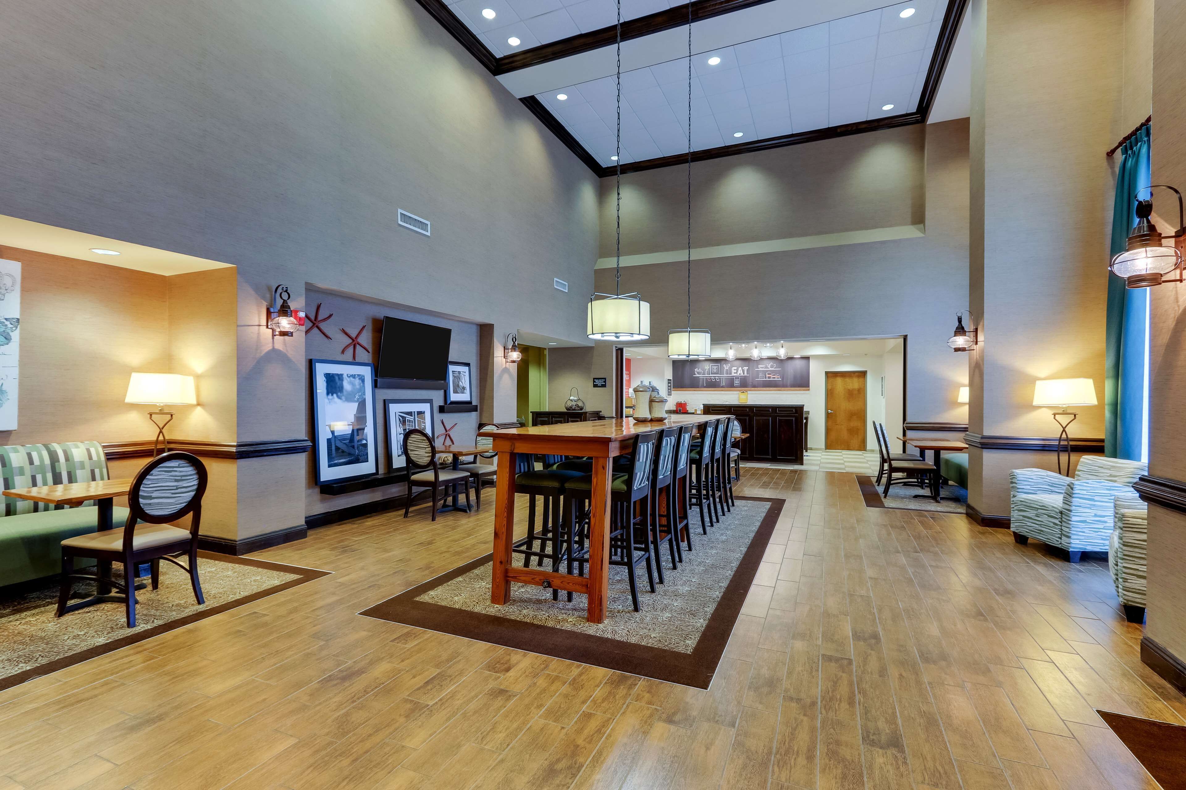 朝食 (ビュッフェ)、毎日提供 (無料)