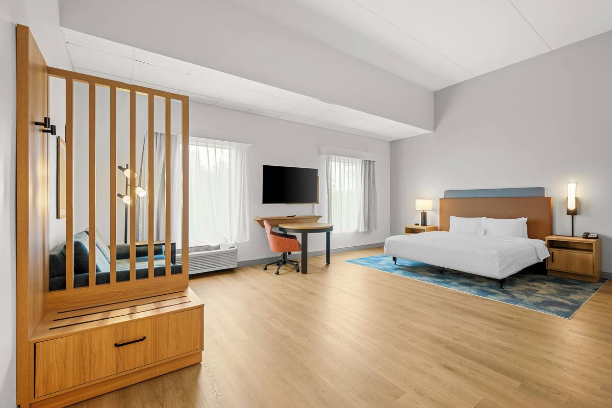 Studio Suite, One King and One Sofa Bed, Non-Smoking | In-room safe, desk, blackout drapes, iron/ironing board