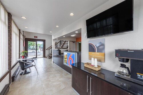 Motel 6 Warminster, PA